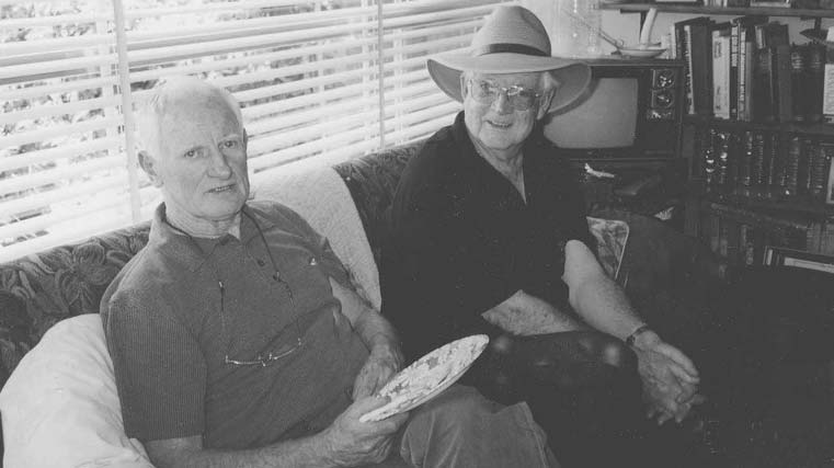 Barry Crockford (left) and Ron Bowman in discussion. Barry was the 2nd Co-ordinator of Fishes of Sahul until his home and fish collection were destroyed by the Ash Wednesday Bushfires. Ron was the original Editor of Fishes of Sahul – a duty he carried out for 14 volumes. Ron is still heavily involved with many happenings within ANGFA